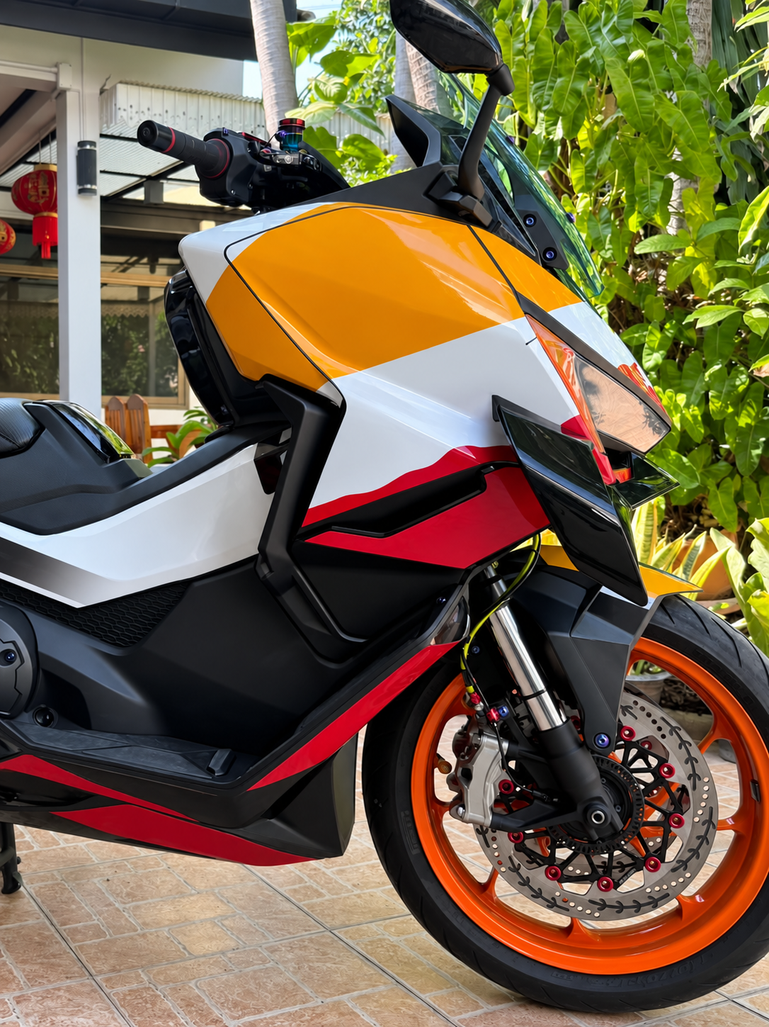 Black front winglets for Forza 750 2025–2026, side installation profile; motorcycle and other accessories not included.